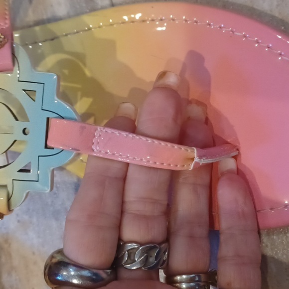 Gorgeous Crown & Ivy Wylie Pastel Thong Sandals - Picture 2 of 10
